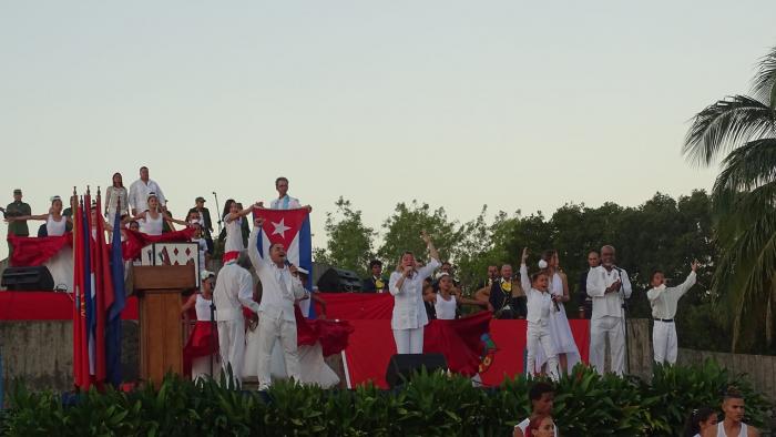 En la conmemoración se honró con danzas, canciones y poemas, la épica escrita por aquel puñado de hombres decididos a vencer o morir en el empeño de conquistar la libertad de la Patria