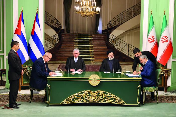 Ambas delegaciones firmaron siete instrumentos de cooperación que refuerzan las relaciones en el área económica, de la salud y científico-técnica, entre otras. 