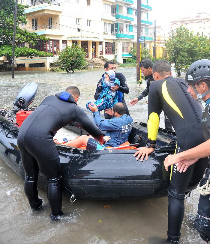 Huracan Irma penetración del mar en calle Calzada  y Paseo en el Vedado,brigada derescate