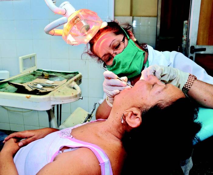 El hecho de contar con dientes naturales o artificiales en condiciones adecuadas
desde el punto de vista estético, fonético y funcional, favorece la participación plena
de los adultos mayores en la sociedad. FOTO: JOSÉ M. CORREA