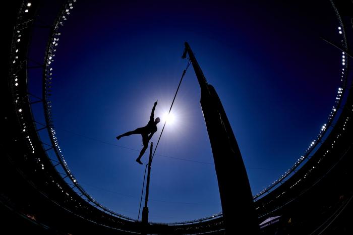 Foto del Año, en la imagen el decatleta alemán Leo Neugebauer, en la prueba del salto con pértiga del Campeonato Mundial de Budapest-2023. Autor: Mattia Ozbot