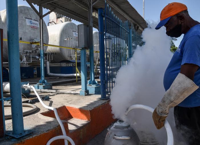 UEB Gases de La Habana, línea de llenado, donde se ejecuta todo el proceso de gasificación de oxigeno Medicinal y Nitrógeno, en Guanabacoa
