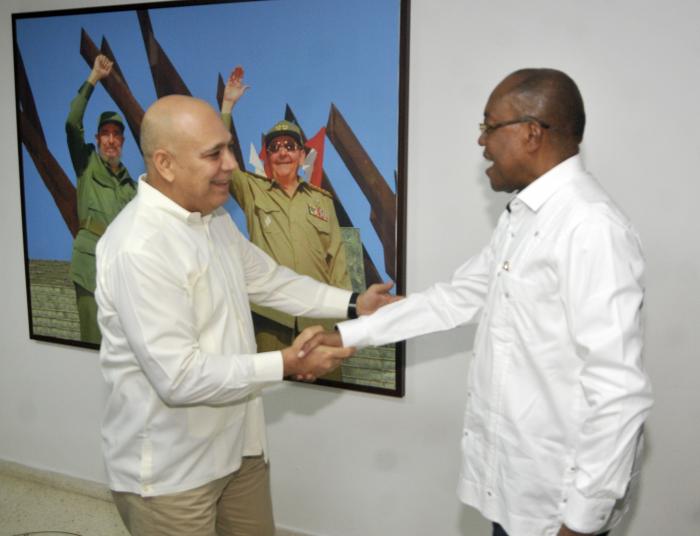 Encuentro con el Dr. Roberto Morales Ojeda Miembro del Buro Político y Secretario de Organización del Comité Central con Manuel Domingos Augusto Secretario del Buró Político para las Relaciones Internacionales del MPLA.
