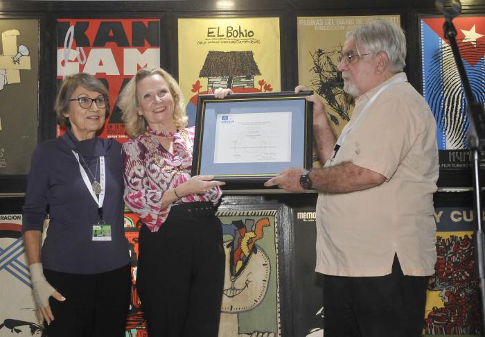 Festival de Cine 44 entrega de reconocimiento de Patrimonio de la UNESCO a La Cinemateca de Cuba en carteles.