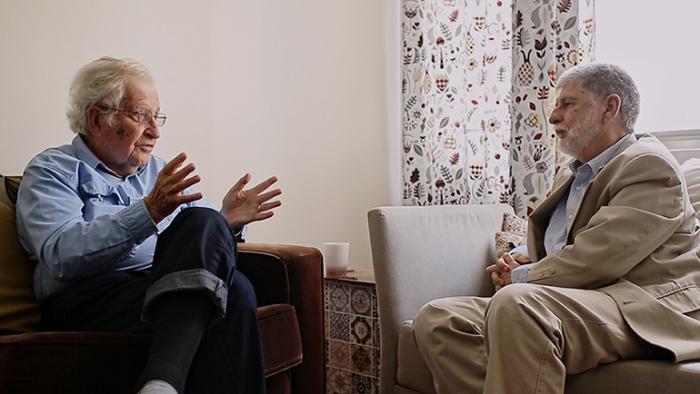 Noam Chomsky, el prestigioso intelectual estadounidense, reconocido por sus posiciones
contrahegemónicas, y el brasileño Celso Amorim