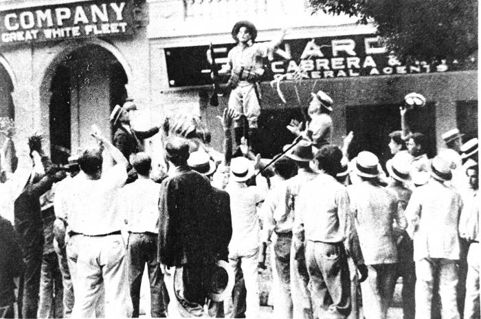 Caida de Gerardo  Machadio. Soldados y clases confraternizan con el pueblo el 12 de agosto de 1933.
Fotocopia:13 de agosto de 1993. Revolucion 33
Hist0475
