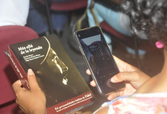 Presentacion del Libro Mas alla de la Leyenda,de los autores Estela Bravo, Ernesto Bravo y Olga Rosa Gomez.