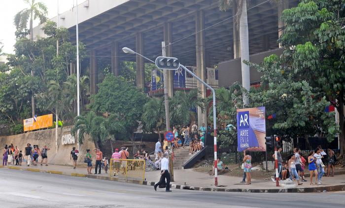 Jovens Cubanos  Ave 23 Vedado Pabellòn Cuba