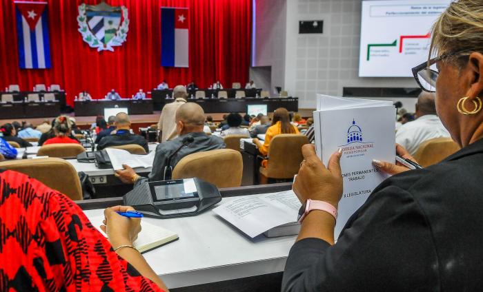 Segunda sesión extraordinaria X Legislatura en el palacio de Convenciones, presidida por Esteban Llazo Hernñandez, Presidente de la ANPP