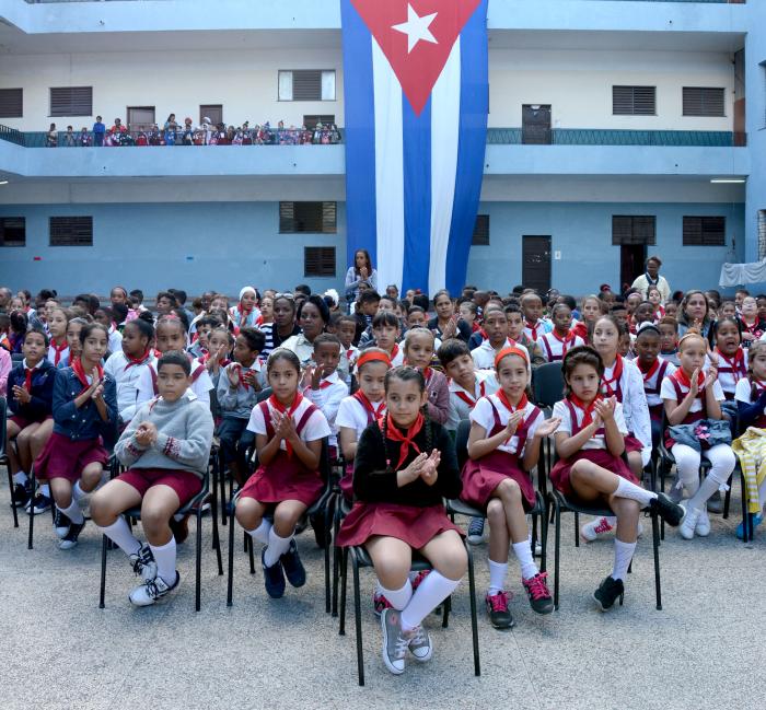 Día del educador en el Cerro, celebrado con un acto político-cultural en la escuela primaria Nguyen Van Troi