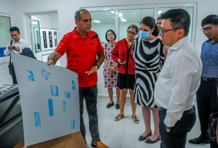 Visita de delegación de Nhan Dan