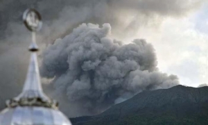 Erupción de volcán en Indonesia 