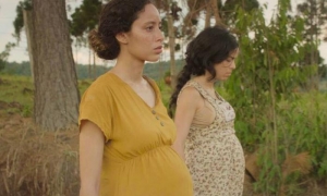 Marina (a la derecha) interpreta a Carmela, en lo que ha sido califi cado por la crítica argentina
como la historia de dos heroínas anónimas en un fi lme que conmueve