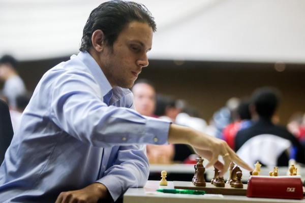 Carlos Daniel Albornoz, de Cuba, juega durante la primera ronda del Torneo Internacional de Ajedrez Capablanca In Memoriam, celebrado en el salón de los Embajadores del Hotel Habana Libre