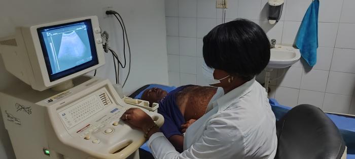 Entre 15 000 y 18 000 pacientes atienden los especialistas cubanos que prestan servicio en el centro de diagnóstico integral El Guapo. foto de la autora