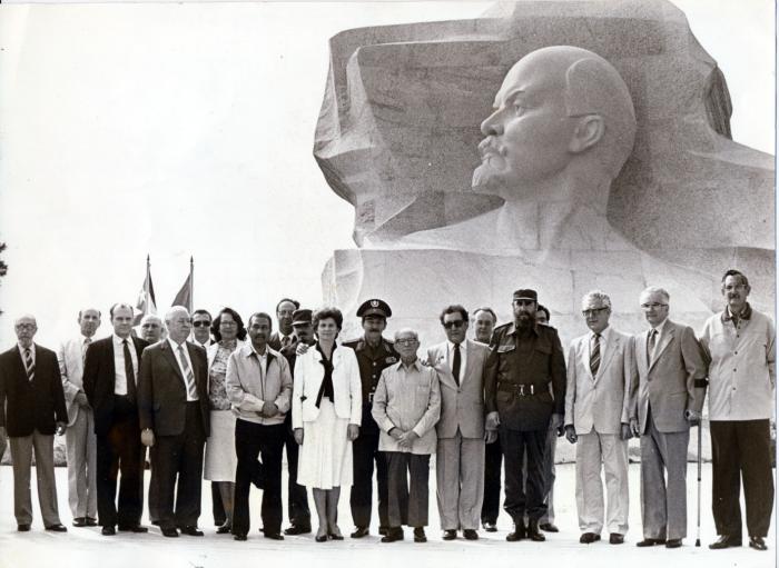 Fidel inaugura monumento a Lenin, en el parque que lleva su nombre en La Habana.
Foto: Jorge Oller, 8 de enero de 1984