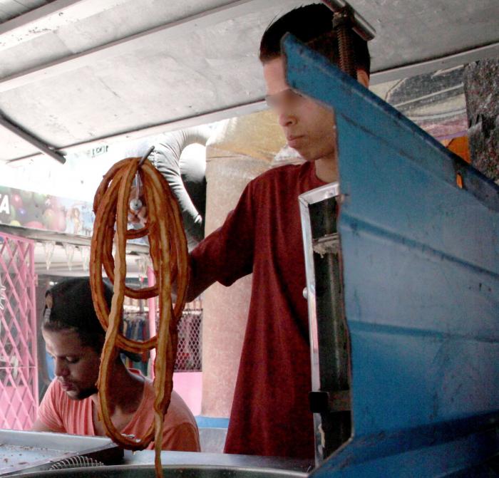Cuentapropista de venta de churros en un parque en Carlos III a una cuadra de Belascoain, en Centro Habana.