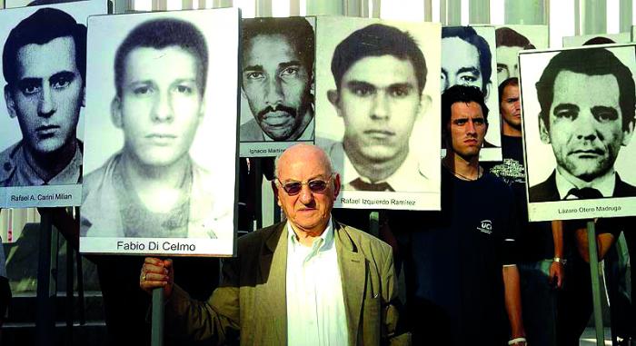Justino Di Celmo en la protesta contra el terrorismo que asesinó a su hijo Fabio en las criminales acciones contra Cuba.    Publicada: 24/09/2010     Celm0105