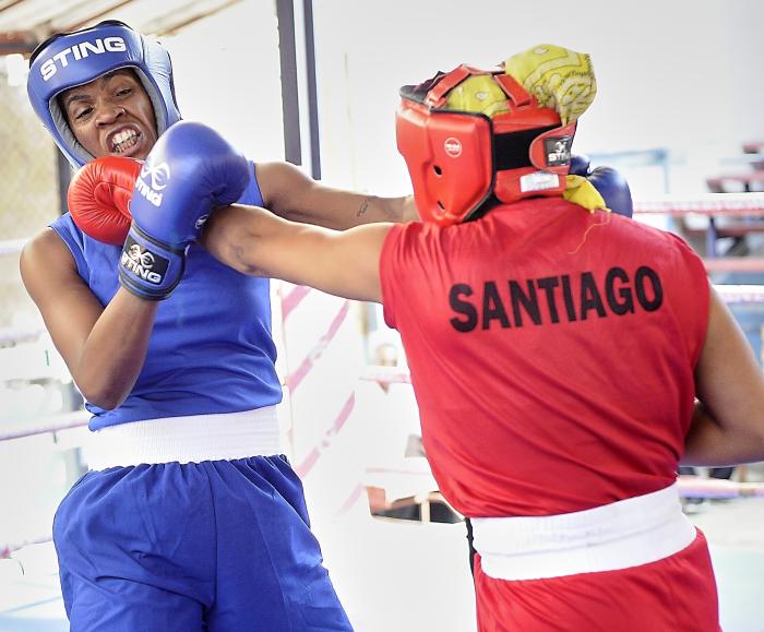 Yoana Rodríguez (izquierda) avanzó a la final de los 75 kg.
