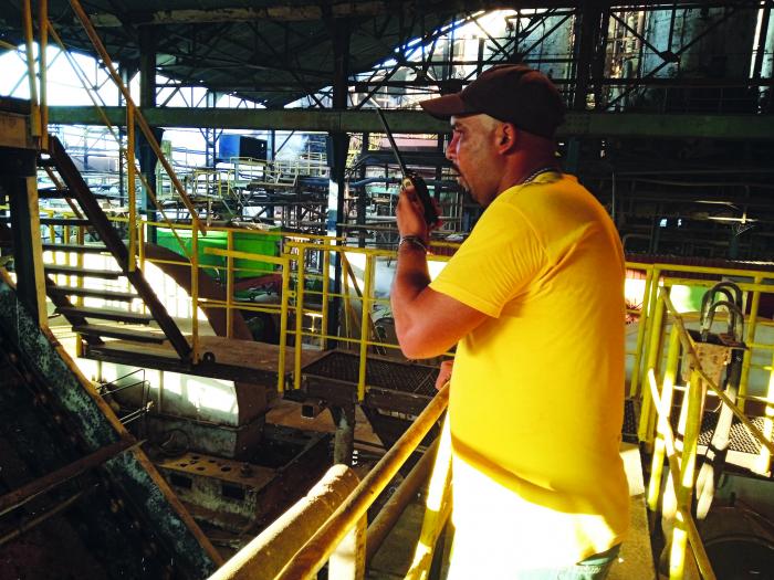 El jefe de turno integral, Yulieser Mainet Cabrera, tiene plena confianza en el colectivo de azucareros, para realizar una zafra con calidad. foto: Armando Sáez