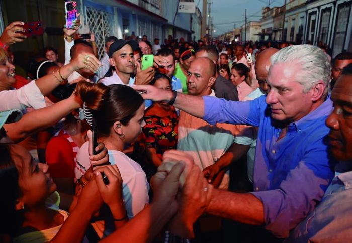 «En un país neoliberal, cuando se aplican medidas económicas, estas se aplican de golpe, no se explican,y es el sálvese quien pueda, y eso no es lo que estamos haciendo», insistió Díaz-Canel  en Cruces. 