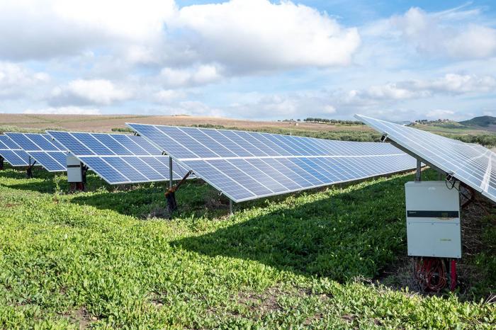Un nuevo parque solar fotovoltaico se construye en Bayamo.