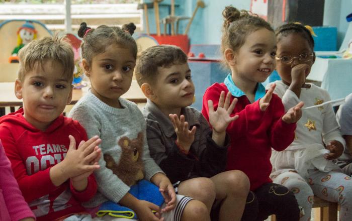 Niños en sus juegos rutinarios como parte del proceso educativo, en la casita infantil Futuros Galenos