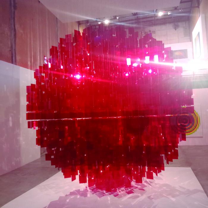 Con la esfera roja «se cuestionan varios elementos como la diversidad de situaciones
dentro de una sola experiencia». FOTO DE LA AUTORA