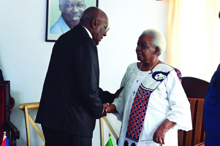 Valdés Mesa visitó a la señora Mama María Nyerere, viuda de Julius Nyerere. «No podía venir a Tanzania sin llegar a visitarla», expresó. foto: Estudios Revolución