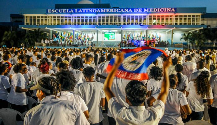 El presidente de Cuba, Miguel Díaz-Canel, encabezó este miércoles el acto por el aniversario XX de la Escuela Latinoamericana de Medicina (ELAM), institución que ha graduado a casi 30 mil especialistas de más de 100 naciones de todas latitudes.