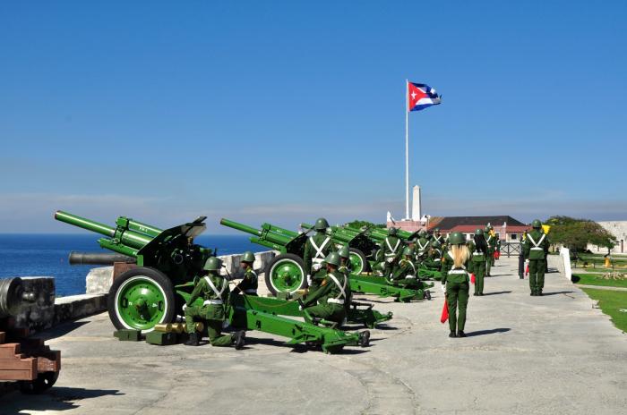 Oficiales y cadetes de la Escuela Interarmas de las Fuerzas Armadas Revolucionarias (FAR) General Antonio Maceo, Orden Antonio Maceo, rinden homenaje a José Martí en el aniversario 171 de su natalicio.