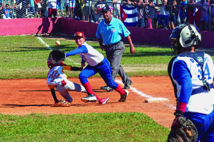 Los más pequeños brindaron un espectáculo en el terreno. foto: roberto morejón