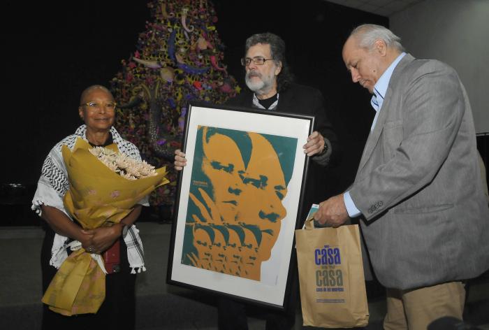En cuentro de amistad entre artista y escritores cubanos y americano en Casa de las America, el Ministro de Cultura Elpidio Alonso entrega La Medalla Haydee Santamario a Allice Walker.