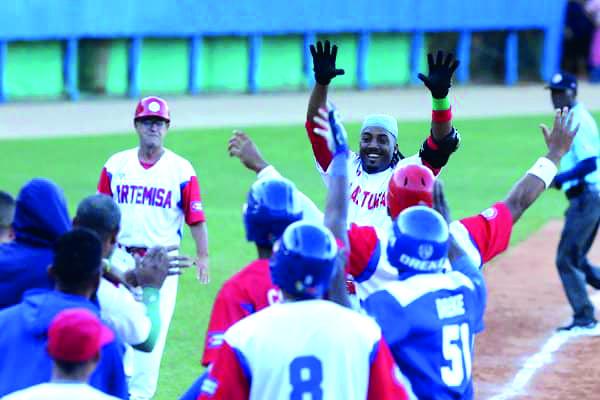 Denis Peña fue arropado por sus compañeros, después de su largo jonrón, para mandar a las Estrellas a la final. Foto: Roberto Morejón