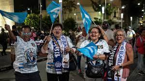 salvadoreños apoyan a Nayib Bukele