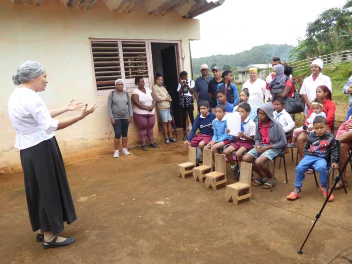 Doña Eutropia cuenta cuentos a niños y maestros de la escuela primaria Carlos Dickinson
Soa.