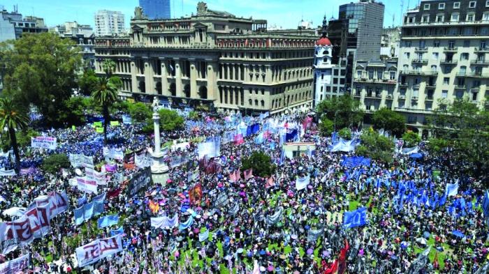 Integrantes de organizaciones sociales y sindicales de Argentina se movilizaron en los alrededores del Congreso, en espera de los debates de la Ley propuesta por Milei. Foto tomada de pl