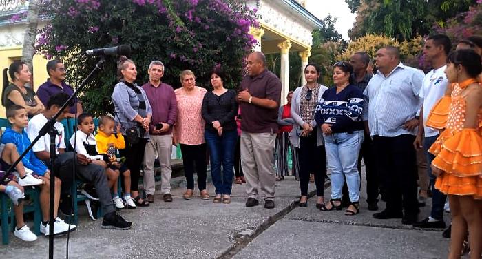 Nada hay como tocar la realidad con la mano. 