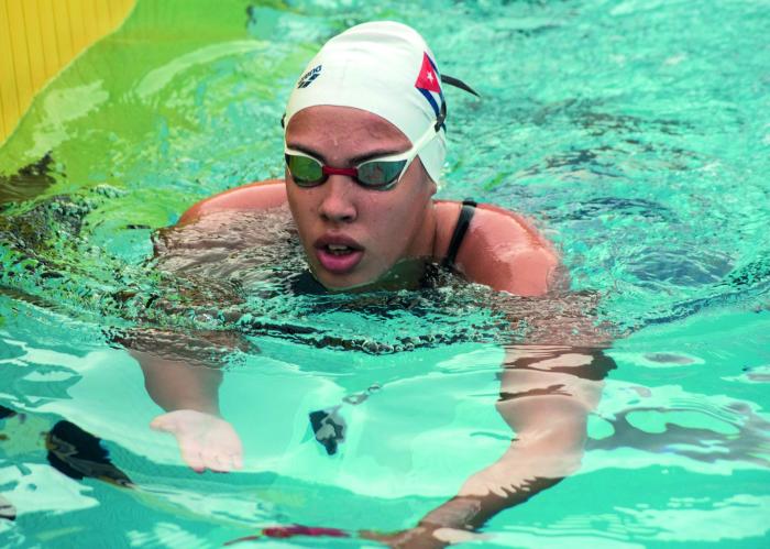 Andrea Becali, medallista de oro en los 200 metros en la natación que se desarrolla e la piscina intercomunal, de Guadalupe
