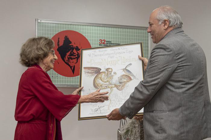 María Elena Llanarecibe el Premio Nacional de Literatura