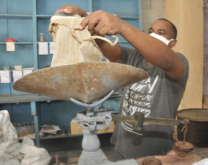 Proteccion contra el coronavirus, comercio bodega de la calle General Suarez.