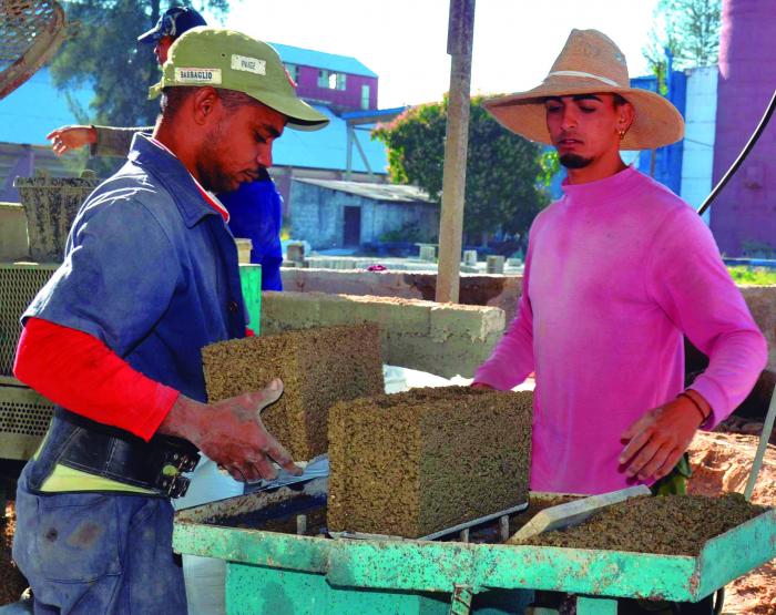 Los bloques a base de cal pueden utilizarse para la ejecución de las paredes divisorias de las viviendas. FOTO: RAMÓN BARRERAS VALDÉS