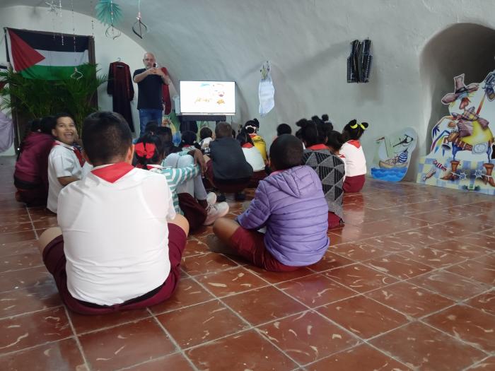 Estudiantes de la educación primaria en el aula de lectura, en La Cabaña