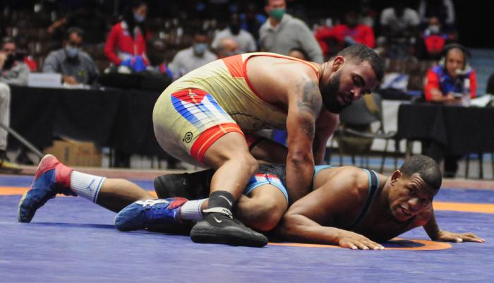 Combate de lucha Greco-Romana de los 87 Kg entre Daniel Gregorich (rojo) y Antonio Durán (azul) en la Gala de la Lucha cubana, desarrollada en el Coliceo de la Ciudad Deportiva, Cerro