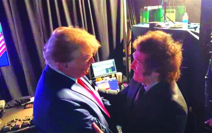 Milei, abrazado a Trump, como quien desea mirarse en ese espejo. foto tomada de x