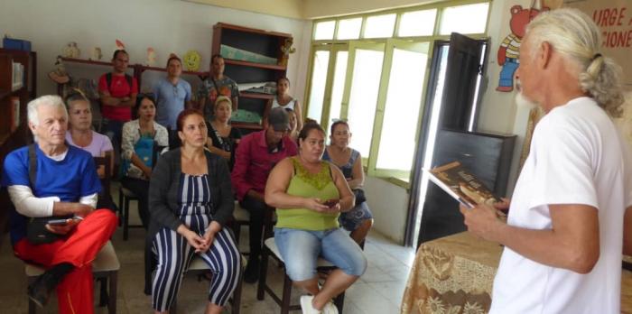 El actor Ury Rodríguez en la entrega del donativo de libros a la Biblioteca Municipal de Imías. Foto del autor