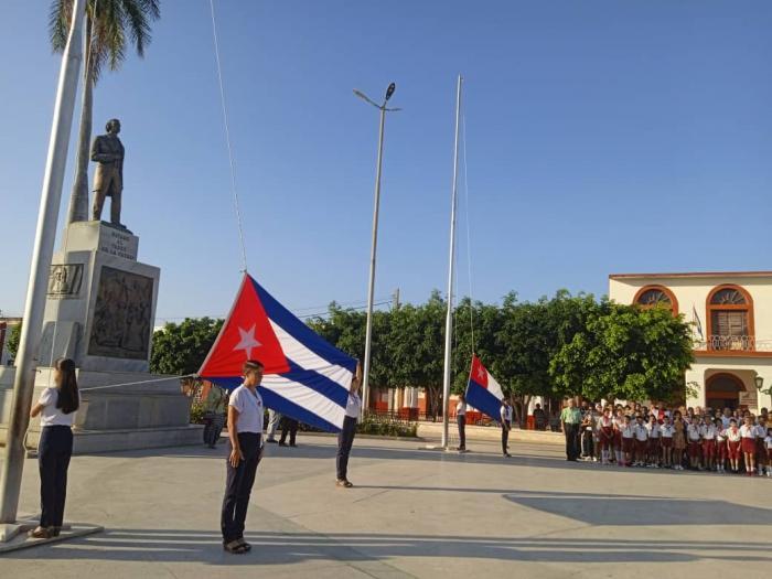 La ceremonia de las banderas en la Plaza de la Revolución de Bayamo, formó parte de las acciones para honrar el legado del Padre de la Patria al conmemorarse el 150 aniversario de su caída en combate en San Lorenzo.