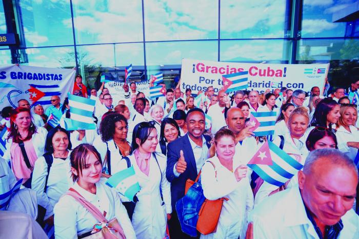 La llegada de los médicos resulta de un convenio de cooperación. foto: cubaminrex