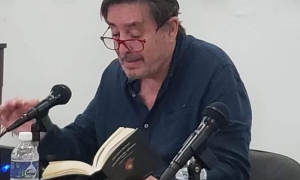 García Montero, durante su lectura de poemas en la galería El reino de este mundo, de la Biblioteca Nacional José Martí. FOTO: OMAR VALIÑO