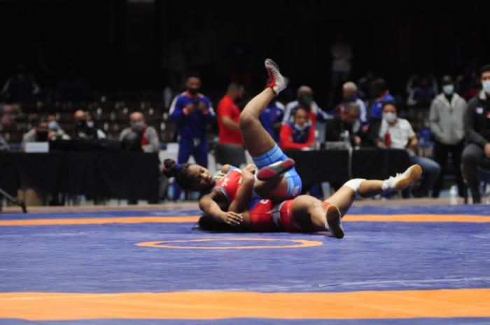 Combate de lucha libre de los 50 Kg entre Yusneylis Gúzman (rojo) y Yindra Queralta (azul) en la Gala de Campeones Pedro Val in memóriam